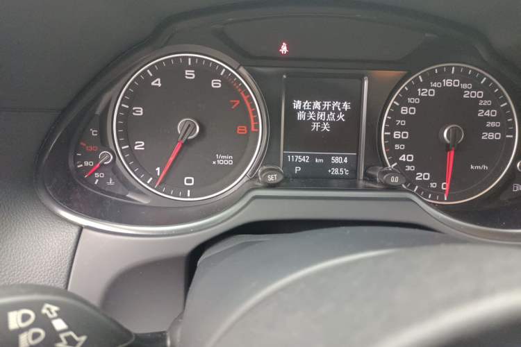 Used Audi Q5 2013 40 TFSI Comfort Edition Odometer Close Up
