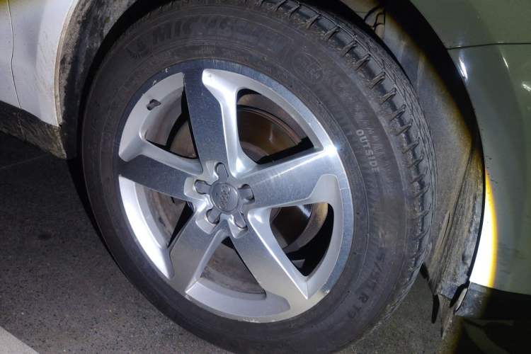 Used Audi Q5 2013 40 TFSI Comfort Edition Right Front Wheel Hub