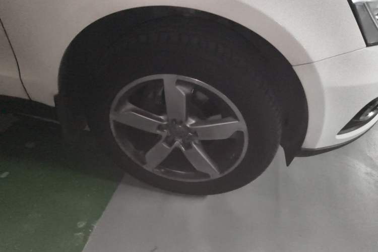 Used Audi Q5 2013 40 TFSI Comfort Edition Right Front Wheel Hub