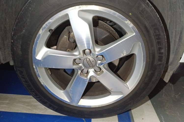 Used Audi Q5 2013 40 TFSI Comfort Edition Right Front Wheel Hub