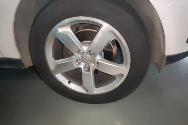Used Audi Q5 2013 40 TFSI Comfort Edition Right Front Wheel Hub