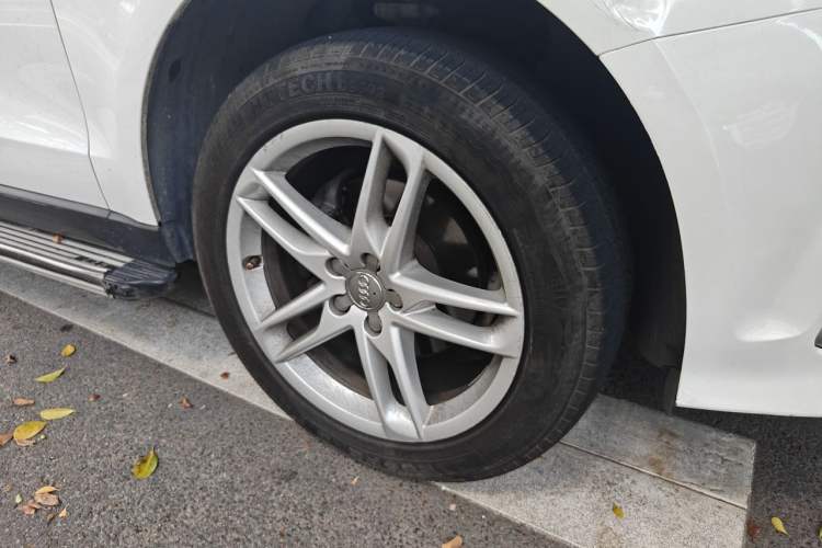 Used Audi Q5 2013 40 TFSI Comfort Edition Right Front Wheel Hub