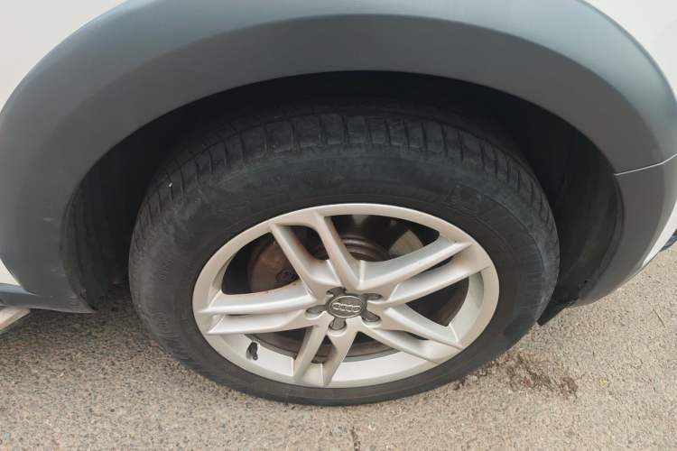 Used Audi Q5  Right Front Wheel Hub