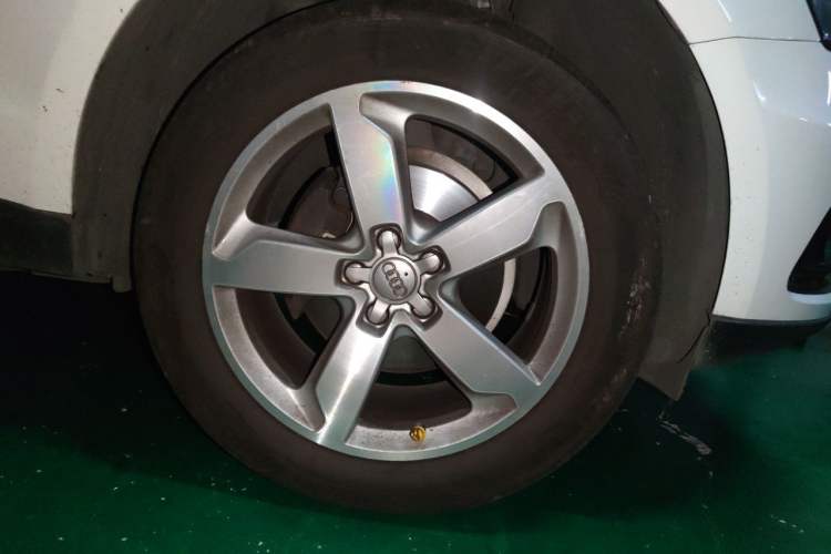 Used Audi Q5 2013 40 TFSI Comfort Edition Right Front Wheel Hub