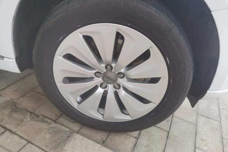 Used Audi Q5 2013 40 TFSI hybrid Right Front Wheel Hub