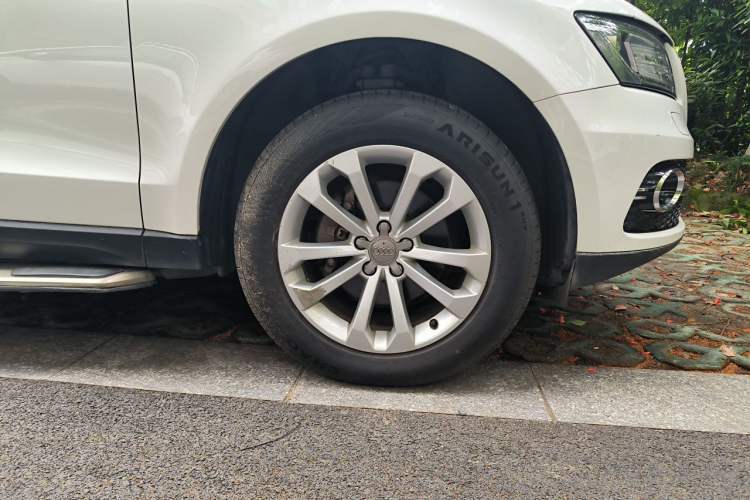 Used Audi Q5 2013 40 TFSI Ambition Right Front Wheel Hub