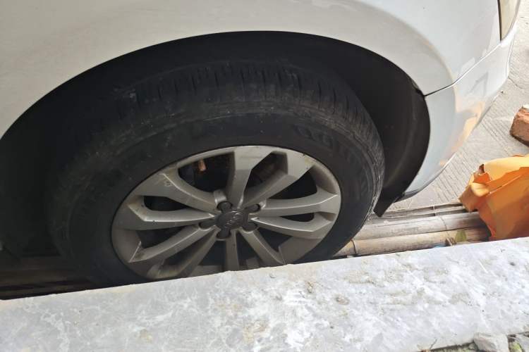 Used Audi Q5 2013 40 TFSI Technology Edition Right Front Wheel Hub