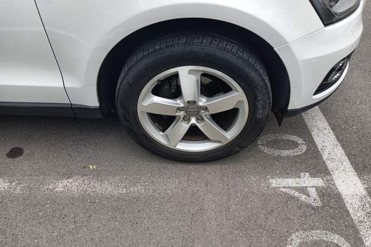 Used Audi Q5 2013 40 TFSI Comfort Edition Right Front Wheel Hub