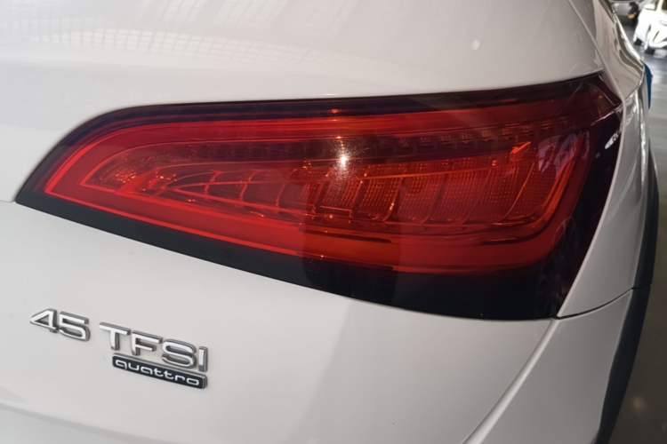 Used Audi Q5 2013 45 TFSI quattro off-road version Right Rear Taillight