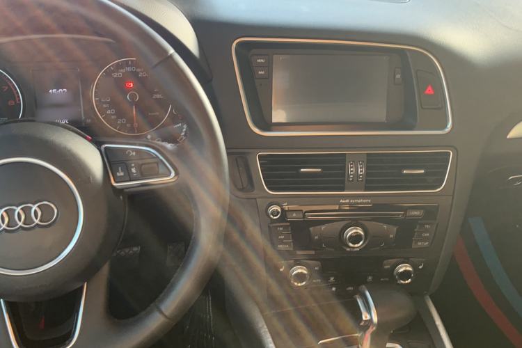 Used Audi Q5 2013 40 TFSI Technology Edition Audio And AC Panel