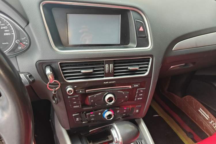 Used Audi Q5 2013 40 TFSI Ambition Audio And AC Panel
