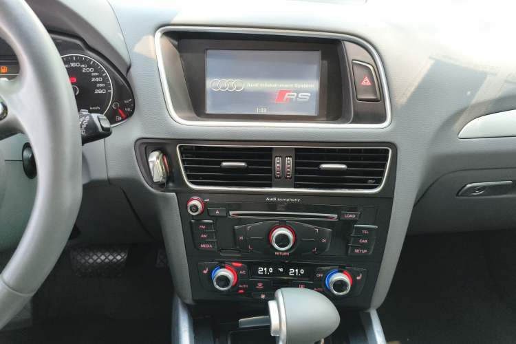 Used Audi Q5 2013 40 TFSI Technology Edition Audio And AC Panel
