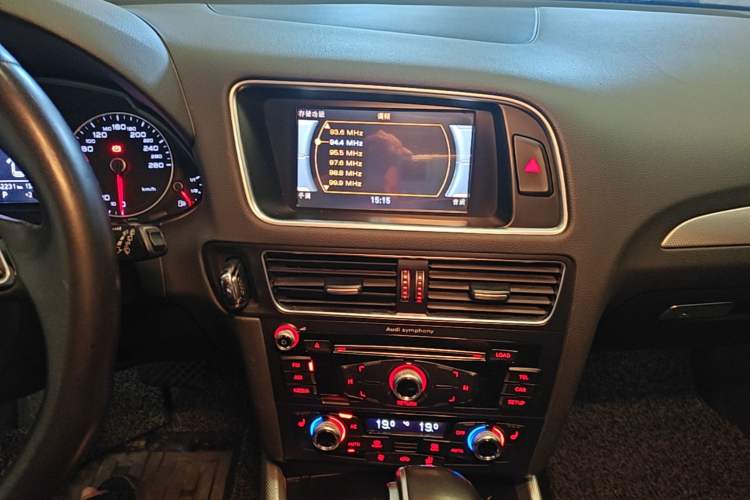 Used Audi Q5 2013 40 TFSI Technology Edition Audio And AC Panel