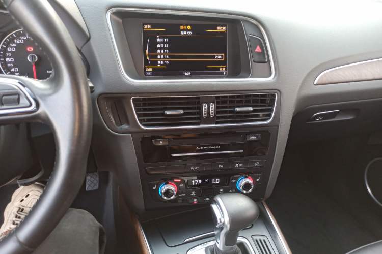 Used Audi Q5 2013 40 TFSI Comfort Edition Audio And AC Panel
