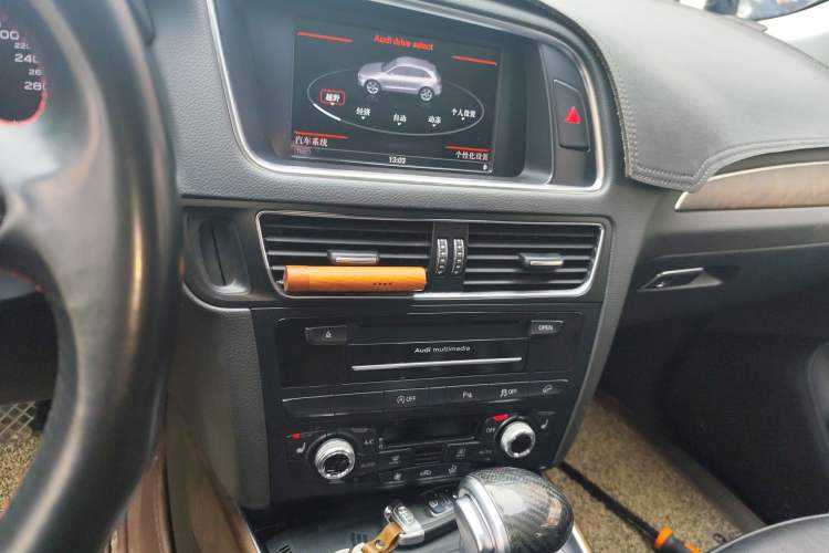 Used Audi Q5 2013 40 TFSI Comfort Edition Audio And AC Panel