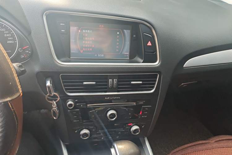 Used Audi Q5 2013 40 TFSI Technology Edition Audio And AC Panel