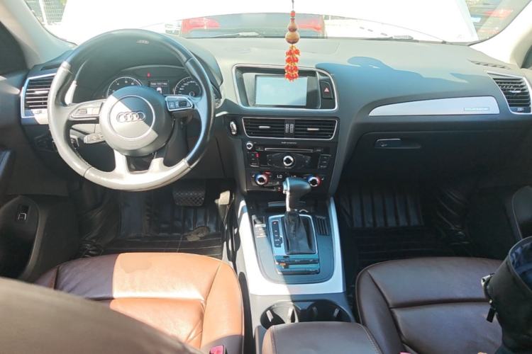 Used Audi Q5 2013 40 TFSI Technology Edition Center Console