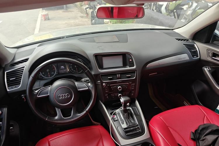 Used Audi Q5 2013 40 TFSI Ambition Center Console