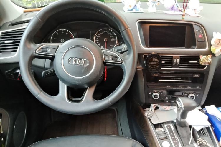 Used Audi Q5 2013 40 TFSI Comfort Edition Center Console