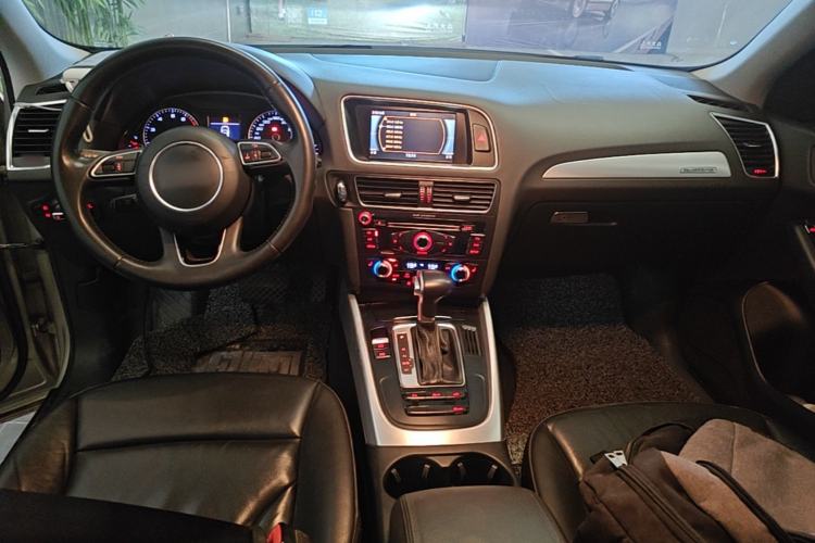Used Audi Q5 2013 40 TFSI Technology Edition Center Console