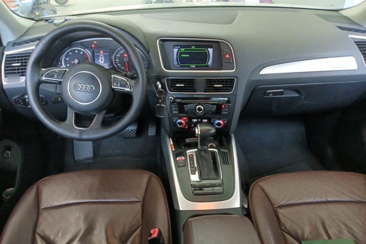 Used Audi Q5 2013 40 TFSI Technology Edition Center Console