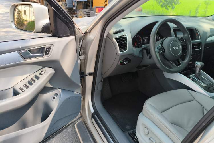 Used Audi Q5 2013 40 TFSI Technology Edition Driver Seat