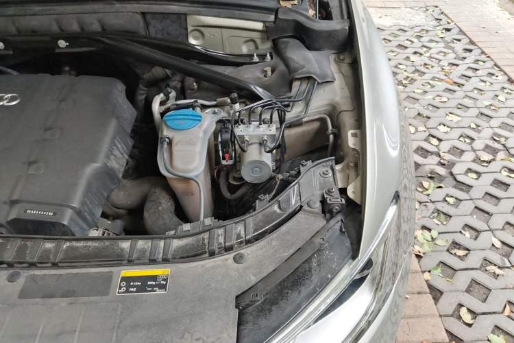 Used Audi Q5 2013 40 TFSI Comfort Edition Engine Bay Left
