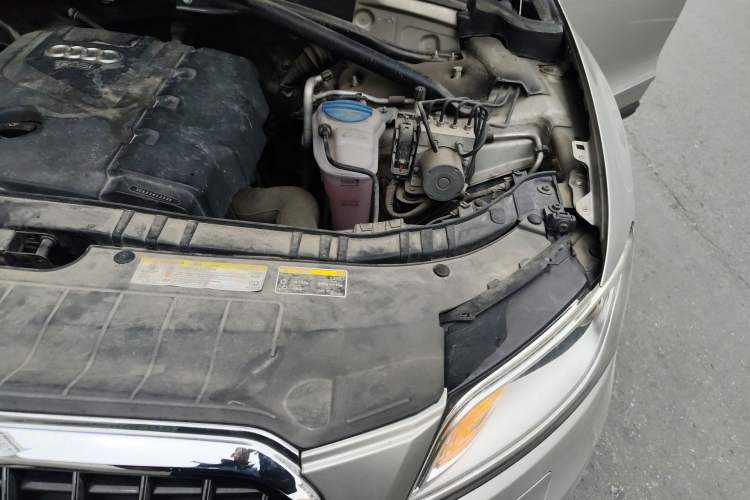 Used Audi Q5 2013 40 TFSI Comfort Edition Engine Bay Left