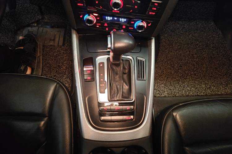 Used Audi Q5 2013 40 TFSI Technology Edition Gear Lever
