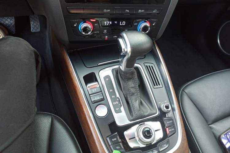 Used Audi Q5 2013 40 TFSI Comfort Edition Gear Lever