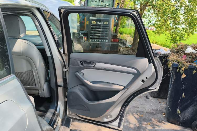 Used Audi Q5 2013 40 TFSI Technology Edition Interior 3