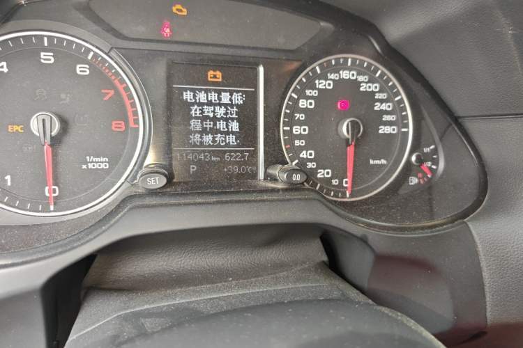 Used Audi Q5 2013 40 TFSI Ambition Odometer Close Up