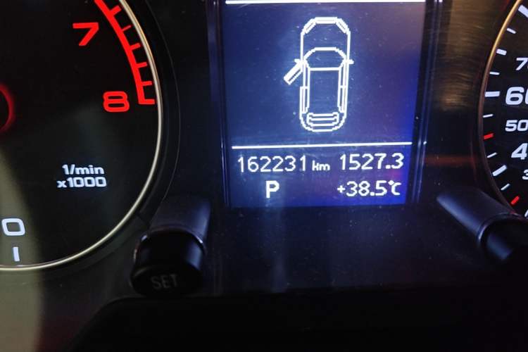 Used Audi Q5 2013 40 TFSI Technology Edition Odometer Close Up