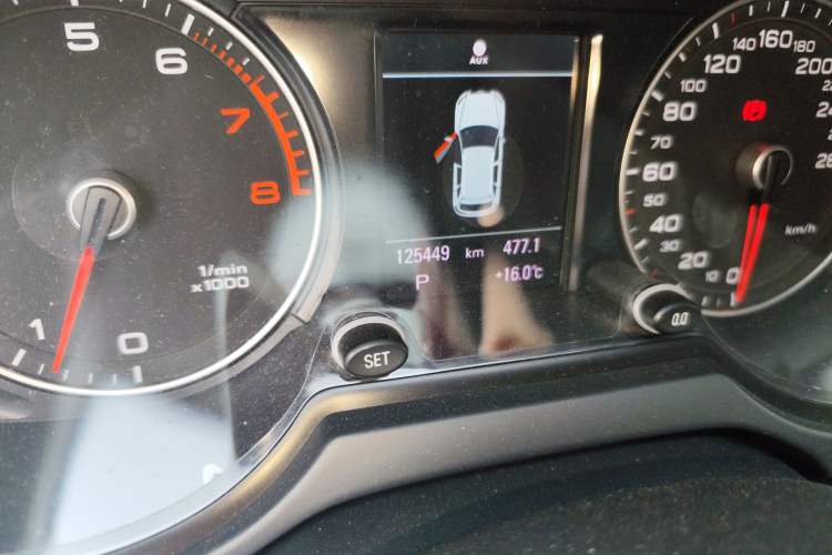 Used Audi Q5 2013 40 TFSI Comfort Edition Odometer Close Up
