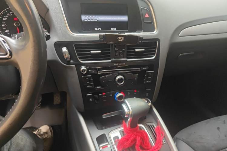 Used Audi Q5 2015 40 TFSI Trendy Edition Audio And AC Panel