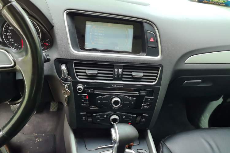Used Audi Q5 2015 40 TFSI Technology Edition Audio And AC Panel