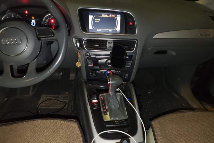 Used Audi Q5 2015 40 TFSI Trendy Edition Audio And AC Panel