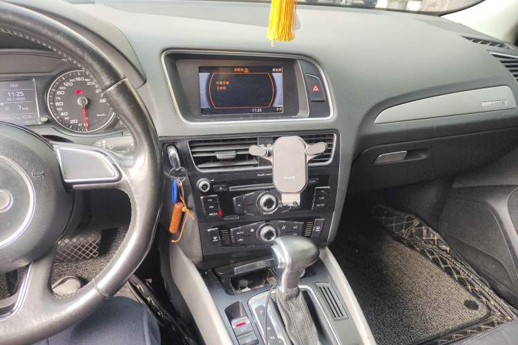 Used Audi Q5 2015 40 TFSI Trendy Edition Audio And AC Panel