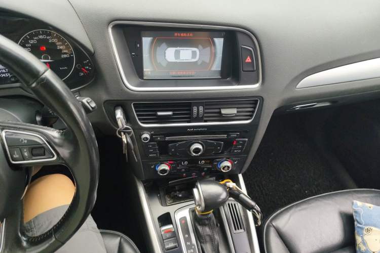 Used Audi Q5 2015 40 TFSI Technology Edition Audio And AC Panel