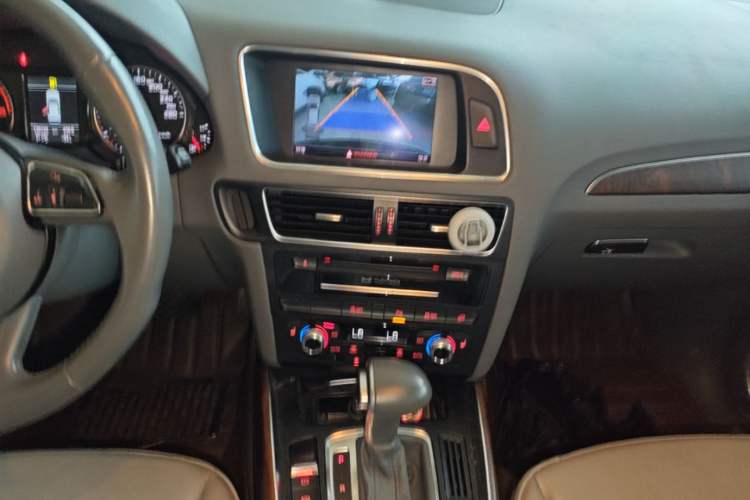 Used Audi Q5 2015 40 TFSI Comfort Model Audio And AC Panel