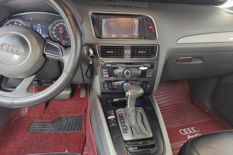 Used Audi Q5 2015 40 TFSI Trendy Edition Audio And AC Panel