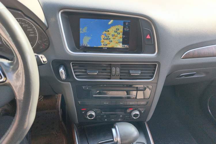 Used Audi Q5 2015 40 TFSI Comfort Model Audio And AC Panel