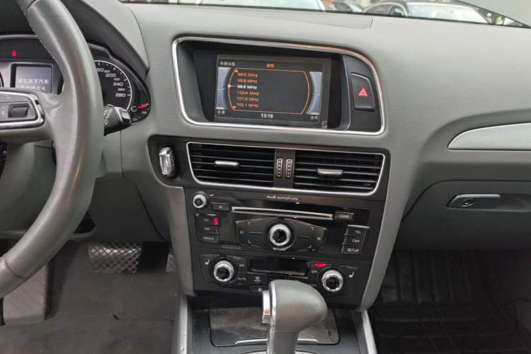 Used Audi Q5 2015 40 TFSI Technology Edition Audio And AC Panel