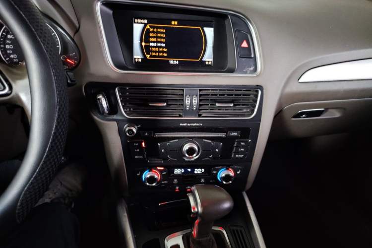Used Audi Q5 2015 40 TFSI Technology Edition Audio And AC Panel