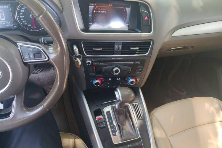 Used Audi Q5 2015 40 TFSI Technology Edition Audio And AC Panel