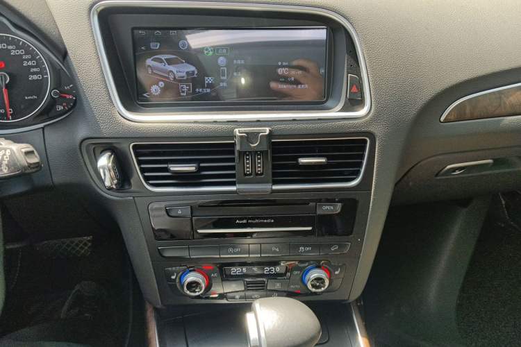 Used Audi Q5 2015 40 TFSI Comfort Model Audio And AC Panel