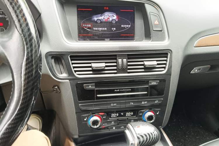 Used Audi Q5 2015 40 TFSI Comfort Model Audio And AC Panel