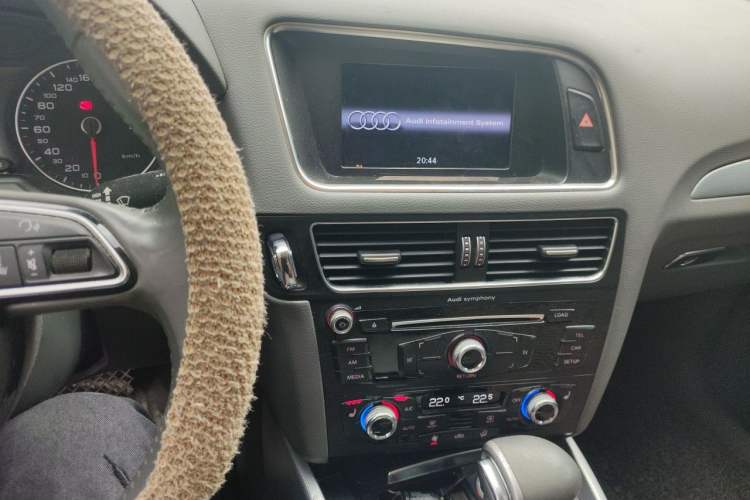 Used Audi Q5 2015 40 TFSI Technology Edition Audio And AC Panel