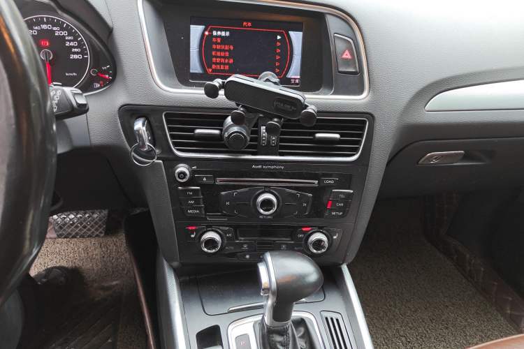 Used Audi Q5 2015 40 TFSI Technology Edition Audio And AC Panel
