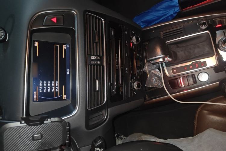 Used Audi Q5 2015 40 TFSI Comfort Model Audio And AC Panel